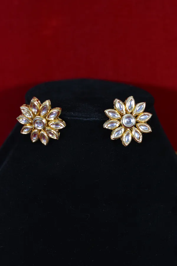 Gold_Elegant_Kundan_Flower_Necklace_And_Earrings_Set_(Pack_Of_3)