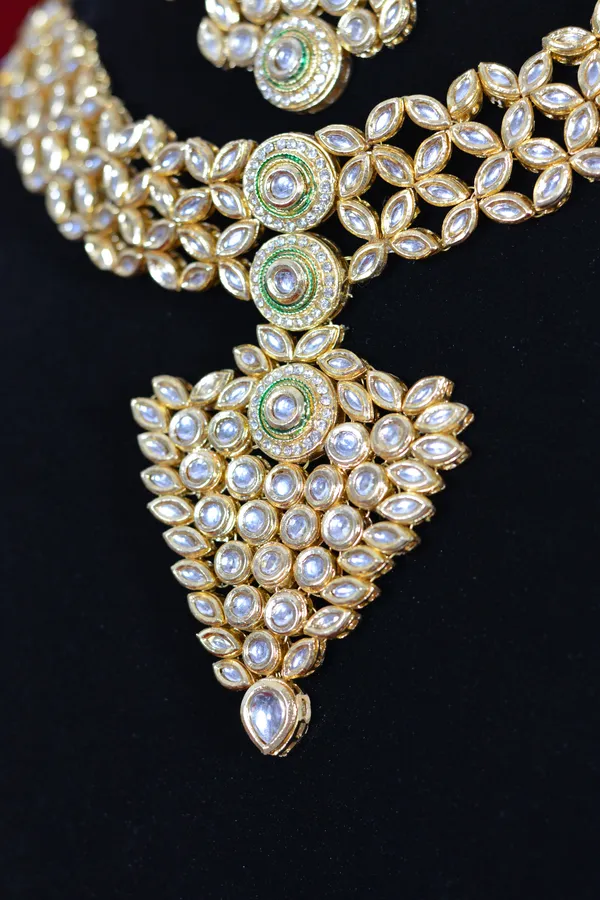 Gold_Grand_Kundan_Bridal_Necklace_Set_With_Green_Center_Motifs_(Pack_Of_4)