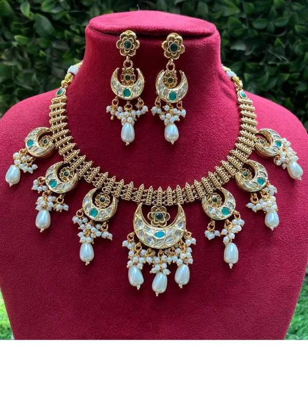 AARADHYA_EMERALD_PEARL_KUNDAN_NECKLACE_SET