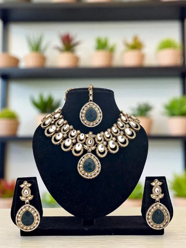 Gold_Plated_Big_Carving_Stone_Studded_Peacock_Green_Color_Jewellery_Set_For_Womens