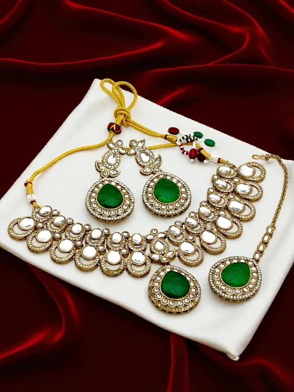 Gold_Plated_Big_Carving_Stone_Studded_Green_Color_Jewellery_Set_For_Womens