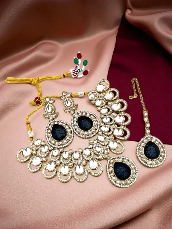 Gold_Plated_Big_Carving_Stone_Studded_Black_Color_Jewellery_Set_For_Womens