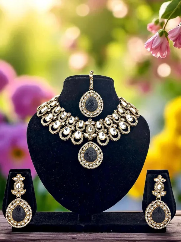 Gold_Plated_Big_Carving_Stone_Studded_Black_Color_Jewellery_Set_For_Womens