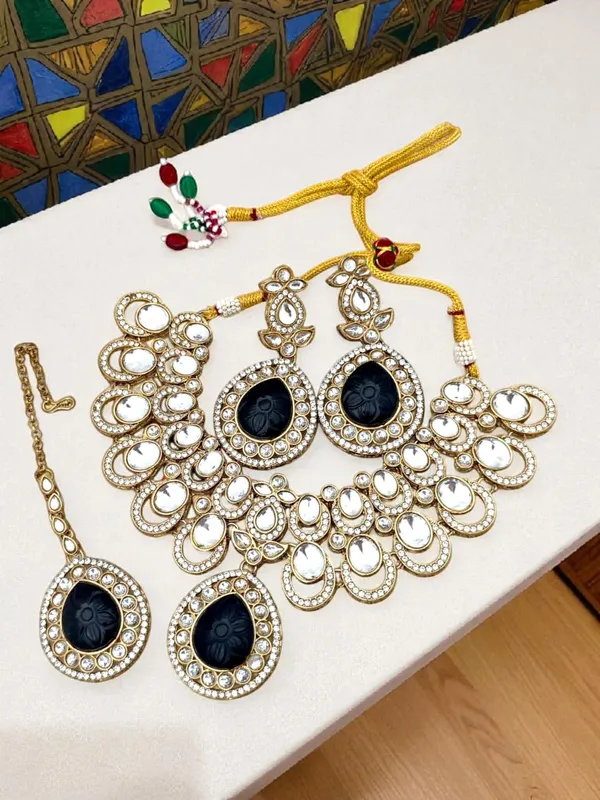 Gold_Plated_Big_Carving_Stone_Studded_Black_Color_Jewellery_Set_For_Womens