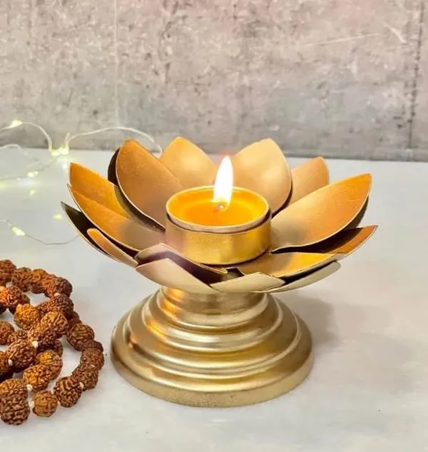 Flower_T-Light_Holder_with_Base_made_by_Metal_with_Gold_Color_