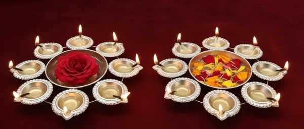 A_beautifully_Crafted_8_Diya_Metal_Urli_in_Gold_Color_Pack_of_2_Pc