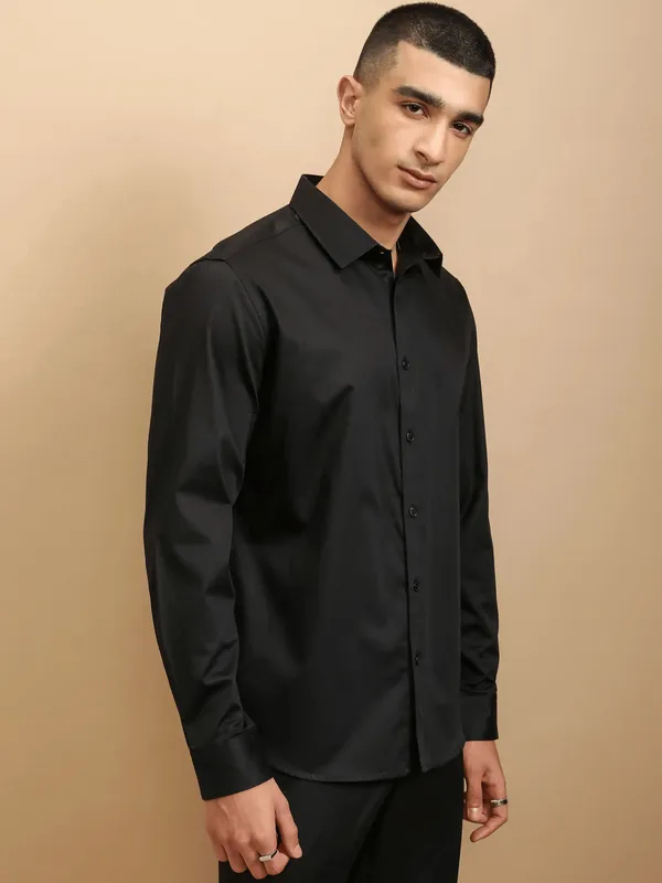 Black_Cotton_Blend_Solid_Regular_Fit_Shirt_For_Men