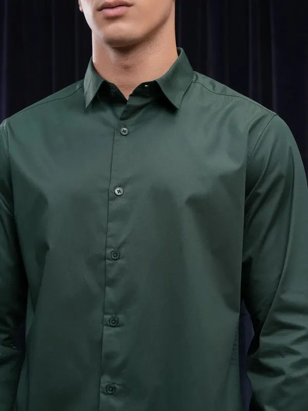 Green_Cotton_Blend_Solid_Regular_Fit_Shirt_For_Men