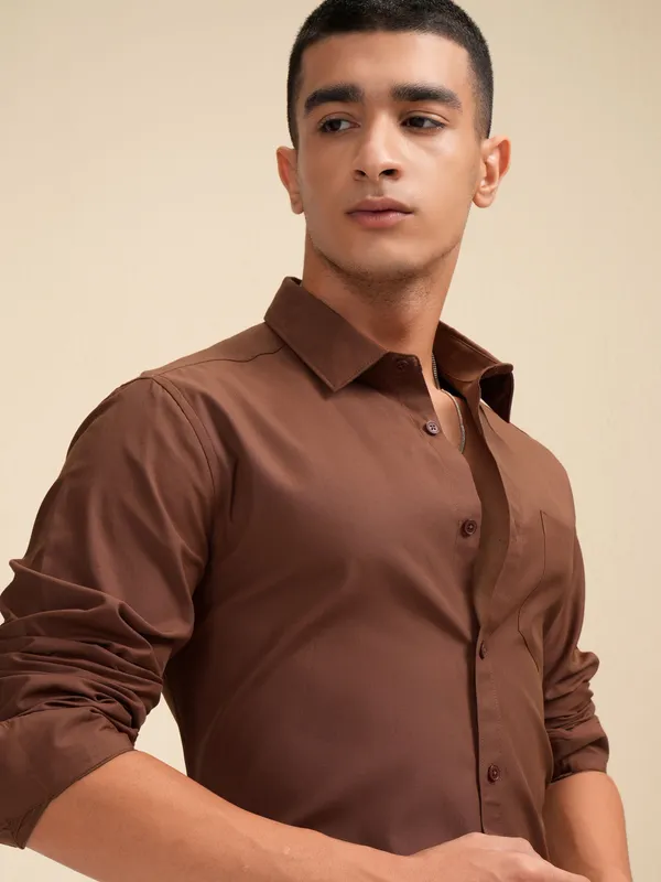 Brown_Cotton_Blend_Solid_Regular_Fit_Shirt_For_Men