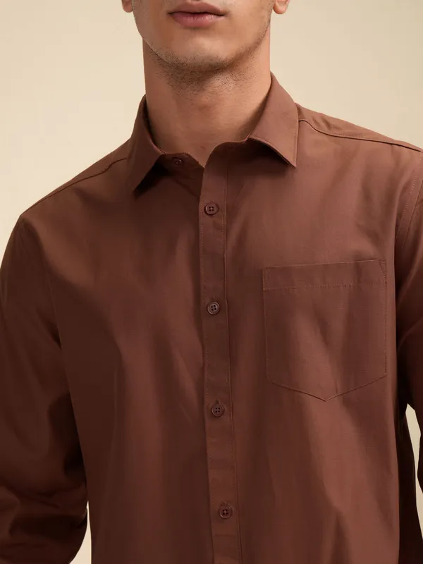 Brown_Cotton_Blend_Solid_Regular_Fit_Shirt_For_Men
