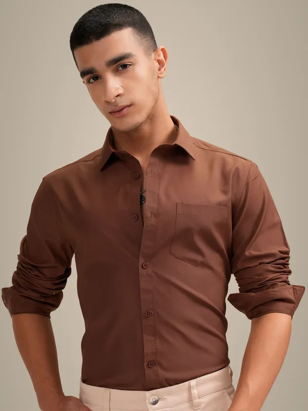 Brown_Cotton_Blend_Solid_Regular_Fit_Shirt_For_Men