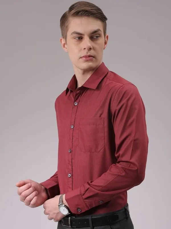 Red_Cotton_Blend_Solid_Regular_Fit_Shirt_For_Men