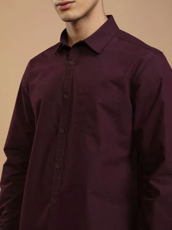 Maroon_Cotton_Blend_Solid_Regular_Fit_Shirt_For_Men