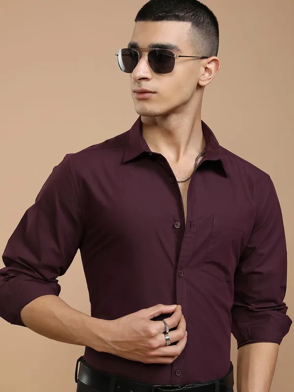 Maroon_Cotton_Blend_Solid_Regular_Fit_Shirt_For_Men