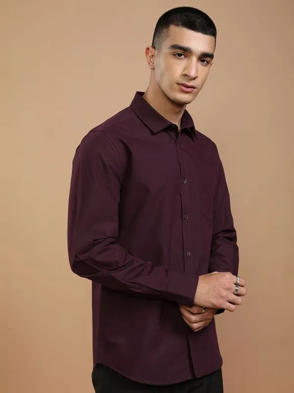 Maroon_Cotton_Blend_Solid_Regular_Fit_Shirt_For_Men