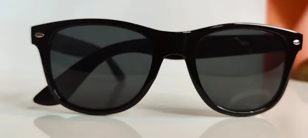 Black_Wayfarer_Sunglasses_For_Men_And_Women