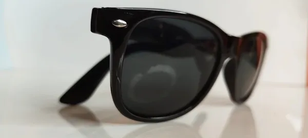 Black_Wayfarer_Sunglasses_For_Men_And_Women