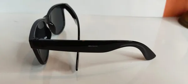Black_Wayfarer_Sunglasses_For_Men_And_Women