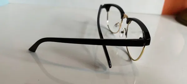 Black_Round_Shape_Frame_Man_and_Woman