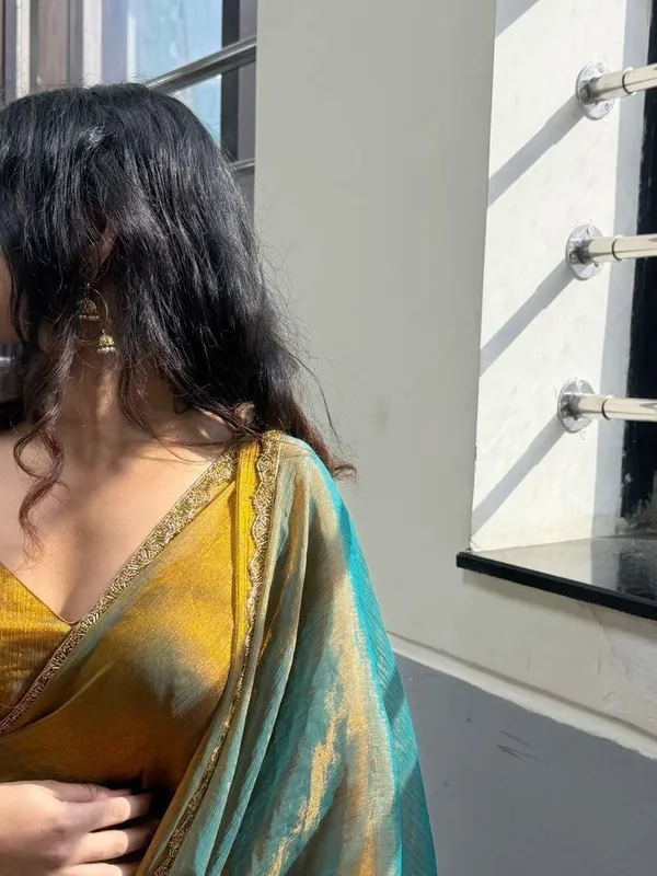 Ethereal_Dual-Tone_Metallic_Shimmer_Saree_in_Teal_and_Antique_Gold_–_Hand-Woven_Tissue_Silk_with_Intricate_Zari_Border_and_Matching_Blouse_Piece