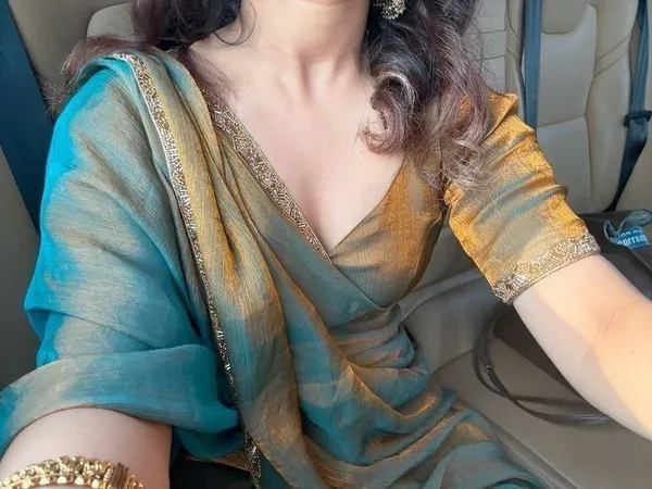Ethereal_Dual-Tone_Metallic_Shimmer_Saree_in_Teal_and_Antique_Gold_–_Hand-Woven_Tissue_Silk_with_Intricate_Zari_Border_and_Matching_Blouse_Piece
