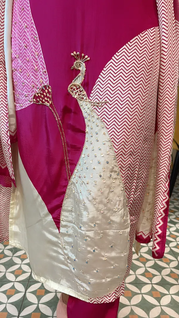 MagentaChinon_Suit_Set_with_Peacock_Motif_Embellishment