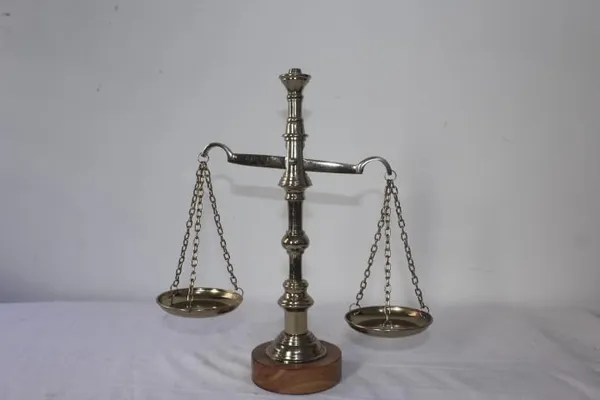 Vintage_Brass_Traditional_Goldsmith_Weight_Tarazu_Weighing_Scale_Balance_Law_Justice_Decor_Showpiece_for_Home_Office_Mandir_Height_29_cm_Weight_550_g