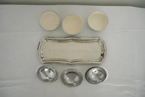 Golden_3_Bowl_Tray_With_Lid_For_Serving_Dry_Fruits_Snacks_Multipurpose_Gifting_Centerpiece_(H-11Cm,_L-30Cm,_W-15Cm,_1065G)