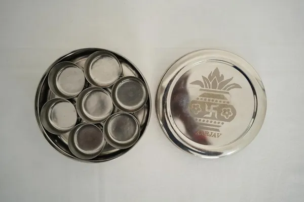 Rahadecor_Stainless_Steel_Masala_Dabba,_Traditional_Indian_Spice_Box_with_7_Compartments,_Decorative_Etched_Lid,_Round_Storage_Container_for_Kitchen_Organization