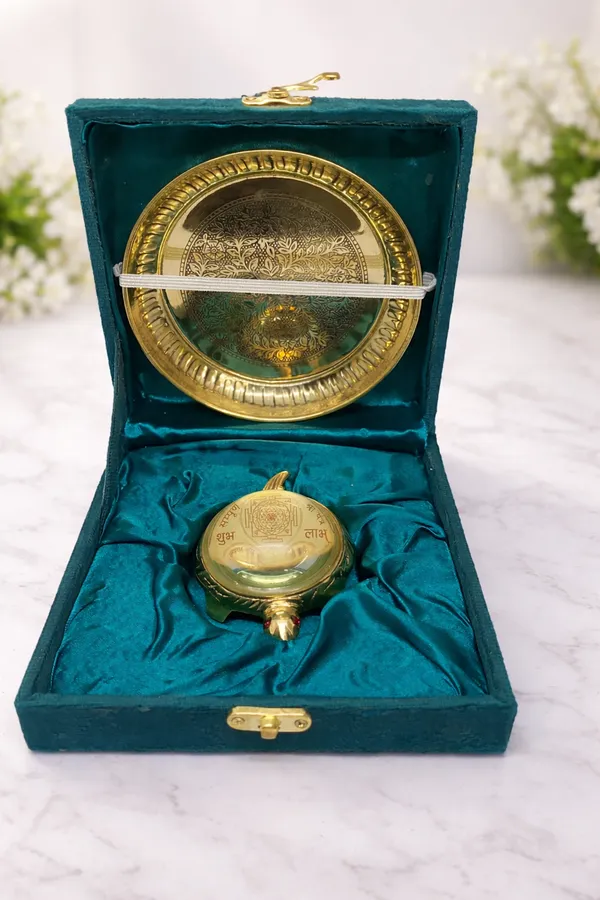 Shree_Yantra__Brass_Tortoise_With_Plate__|__Weight-180,_H-3cm,_L-9cm,_W-7cm
