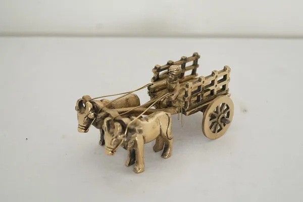 Golden_Brass_Vintage_Bell_Gaadi_Bullock_Cart_-_0.335_Kg_-_H_5_Cm,_L_12_Cm,_B_6_Cm_-_Cow_Bull_Rath_Decorative_Miniature_Showpiece_For_Table_Decor