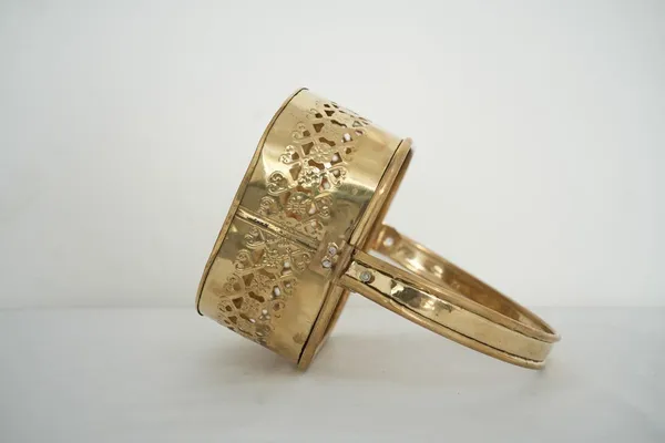 Golden_Brass_Traditional_Pooja_Dalia_Mini_Pooja_Basket_-_0.260_Kg_-_H_21_Cm,_L_15_Cm,_B_15_Cm_-_Colour_Temple_Pooja_Rituals_Accessory_Pooja_Item
