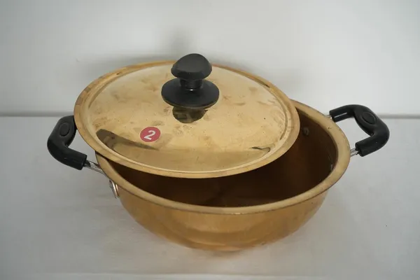 Golden_Heavy_Duty_Brass_Kadai_With_Lid_-_1.830_Kg_-_H_15_Cm,_L_34_Cm,_B_26_Cm_-_Teflon-Free_Naturally_Non-Stick_Kadai_For_Cooking_Curries_&_Sweets