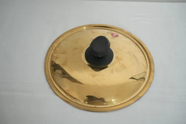 Golden_Heavy_Duty_Brass_Kadai_With_Lid_-_1.830_Kg_-_H_15_Cm,_L_34_Cm,_B_26_Cm_-_Teflon-Free_Naturally_Non-Stick_Kadai_For_Cooking_Curries_&_Sweets