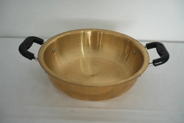 Golden_Heavy_Duty_Brass_Kadai_With_Lid_-_1.830_Kg_-_H_15_Cm,_L_34_Cm,_B_26_Cm_-_Teflon-Free_Naturally_Non-Stick_Kadai_For_Cooking_Curries_&_Sweets