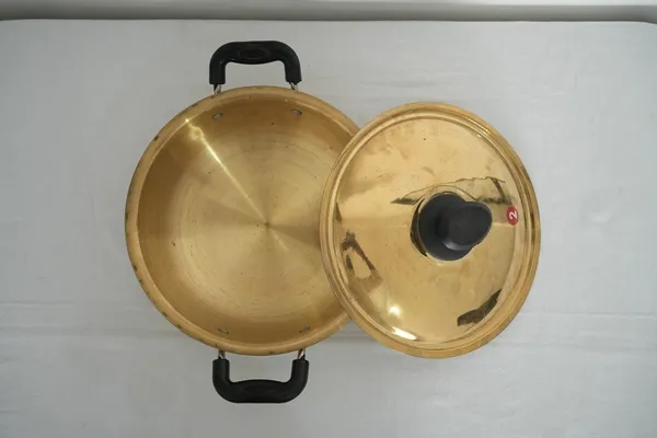 Golden_Heavy_Duty_Brass_Kadai_With_Lid_-_1.830_Kg_-_H_15_Cm,_L_34_Cm,_B_26_Cm_-_Teflon-Free_Naturally_Non-Stick_Kadai_For_Cooking_Curries_&_Sweets