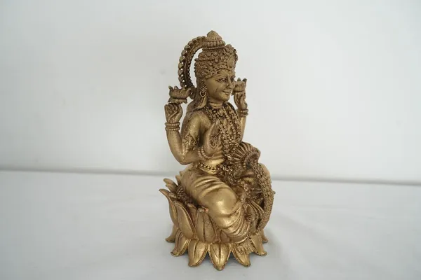 Golden_Antique_Brass_Goddess_Lakshmi_Idol_1.085_Kg_-_H_17.50_Cm,_L_8.50_Cm,_B_8_Cm_-_Mahalakshmi_Statue_Sitting_On_Lotus_For_Home_Temple,_Puja_&_Office_Auspicious_Gift