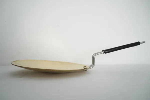 Golden_Heavy_Duty_Brass_Roti_Tawa_Teflon_Free_Non-Toxic_1.000_Kg_-_H_44_Cm,_Dia_25_Cm_-_Tawa_For_Roti_With_Insulated_Heat_Resistant_Wire_Handle