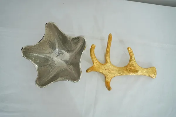Golden_Metal_Hand_Bowl,_Decorative_Serving_Tray,_Multipurpose_Fruit_And_Snack_Bowl,_26Cm_Length,_10Cm_Height,_1090G