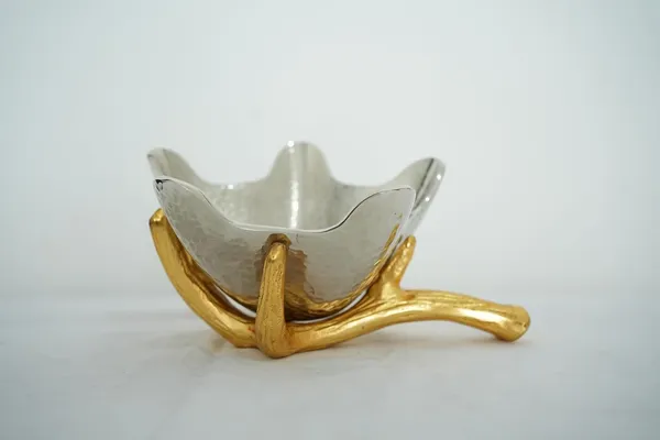 Golden_Metal_Hand_Bowl,_Decorative_Serving_Tray,_Multipurpose_Fruit_And_Snack_Bowl,_26Cm_Length,_10Cm_Height,_1090G