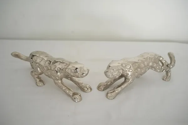 Silver_White_Leopard_Pair_Metal_Decorative_Showpiece,_Animal_Figurine,_Modern_Style,_Home_Office_Table_Decor,_22X5X7_Cm