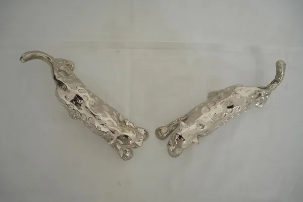 Silver_White_Leopard_Pair_Metal_Decorative_Showpiece,_Animal_Figurine,_Modern_Style,_Home_Office_Table_Decor,_22X5X7_Cm