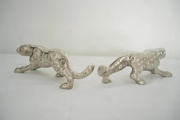 Silver_White_Leopard_Pair_Metal_Decorative_Showpiece,_Animal_Figurine,_Modern_Style,_Home_Office_Table_Decor,_22X5X7_Cm