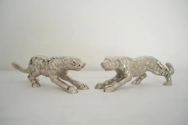 Silver_White_Leopard_Pair_Metal_Decorative_Showpiece,_Animal_Figurine,_Modern_Style,_Home_Office_Table_Decor,_22X5X7_Cm