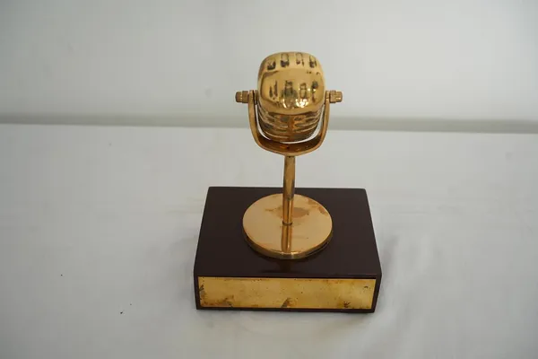 Golden_Brass_Microphone_Dummy_Decorative_Showpiece_With_Wooden_Base