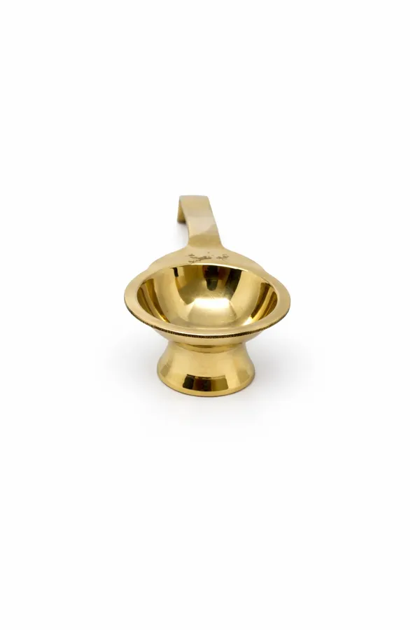 Pure_Brass_Aarti_Diya_with_Handle_||_Traditional_Brass_Oil_Lamp_for_Pooja,_Aarti_&_Daily_Worship_||_Length:_14_cm,__Height:_3_cm_,_Weight_:_50g