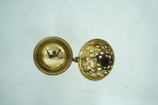 Golden_Brass_Dhoop_Dani_With_Handle,_Traditional_Sambrani_Burner_&_Incense_Holder_For_Puja,_Meditation_&_Home_Fragrance,_Decorative_Brass_Loban_Dani_With_Carved_Lid