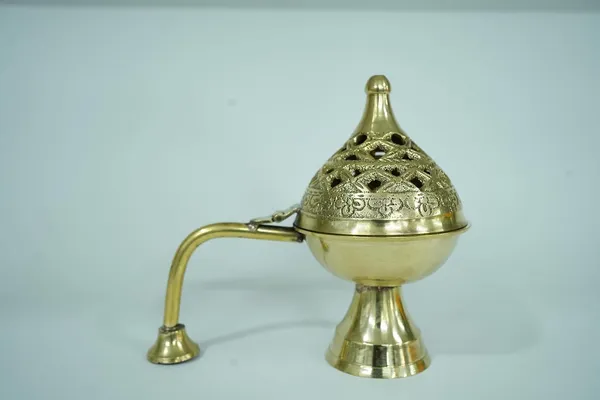 Golden_Brass_Dhoop_Dani_With_Handle,_Traditional_Sambrani_Burner_&_Incense_Holder_For_Puja,_Meditation_&_Home_Fragrance,_Decorative_Brass_Loban_Dani_With_Carved_Lid