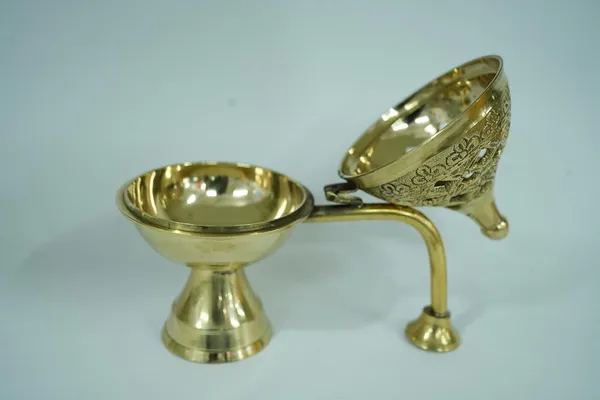Golden_Brass_Dhoop_Dani_With_Handle,_Traditional_Sambrani_Burner_&_Incense_Holder_For_Puja,_Meditation_&_Home_Fragrance,_Decorative_Brass_Loban_Dani_With_Carved_Lid