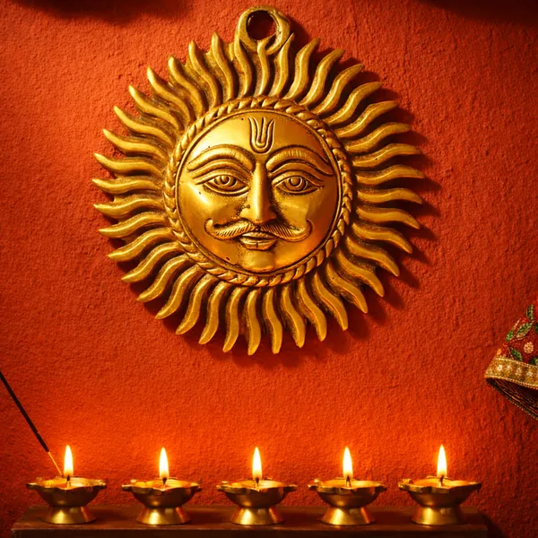 Golden_Brass_Surya_Dev_Wall_Hanging_Sun_Face_Statue_-_250g_-_D_7.6_Cm_-_Puja_Vastu_Figurine_For_Positivity_Home_Entrance_And_Office_Decor_Surya_Bhagwan